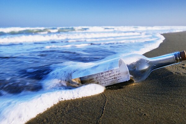 Записка в бутылке вынесенная на берег морем
