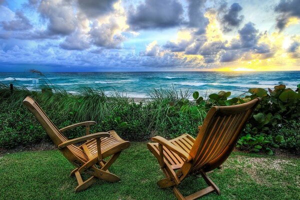 Место для пикника, два деревянных кресла на берегу моря
