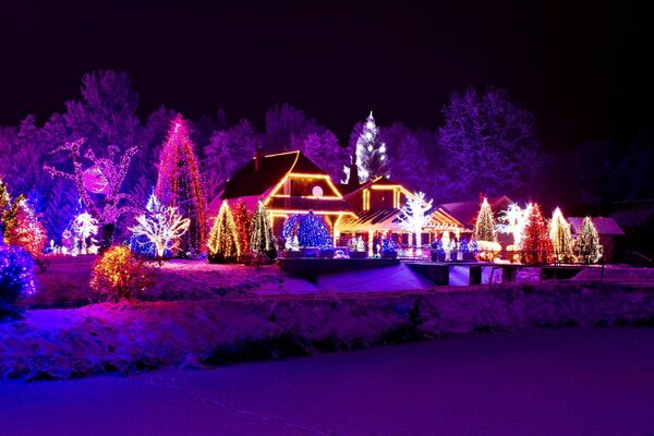 Красивая новогодняя подсветка на домиках в небольшой деревуш
