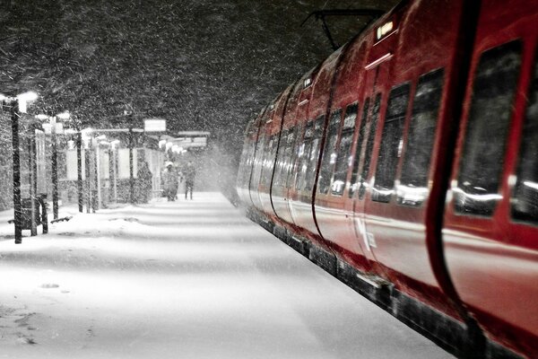 Красный поезд, зима