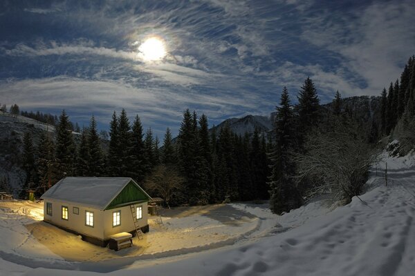 Домик в ночном лесу озаренный светом луны