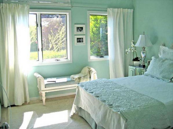 спальня с обоями мятного цвета