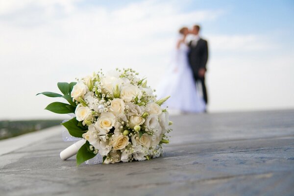 свадьба жених невеста размытость свадебный букет крупный план