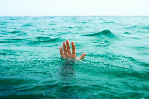 ситуации парень рука тонет море океан вода помощь смерт жизнь