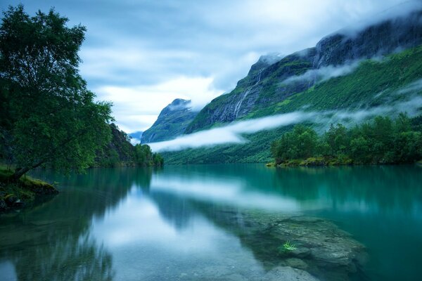 западная норвегия loenvatnet лоен озеро гладь дно камни скандинавские горы деревья туман небо облака