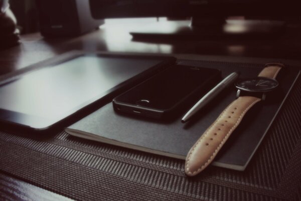 стол планшет яблоко ipad воздуха черный телефон iphone 5s часы timex ручка паркер блокнот таблетку ноутбук