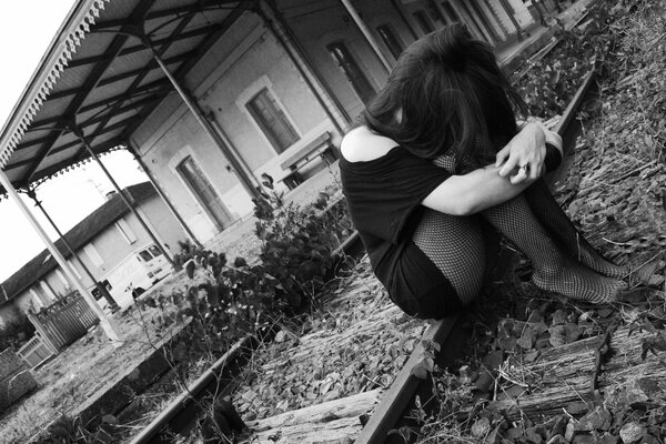 черный & amp; белый грусть черные одежды грустно девушка черные колготки железнодорожный вокзал серое небо