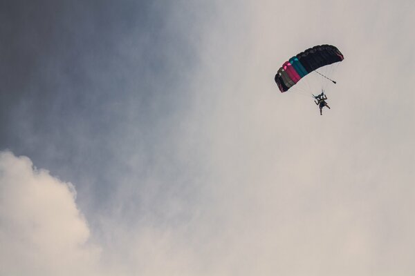 парашютист парашют прыжки с парашютом облака небо