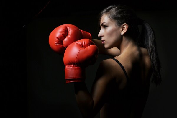 бокс женщина оборонительные позы боксерские перчатки красные