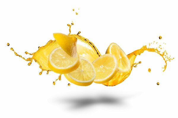 белый фон вода брызги лимон дольки лимона