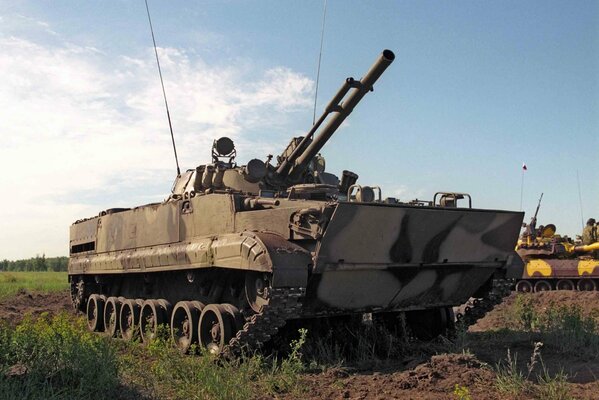бмп-3 боевая машина пехоты бронированная гусеничная машина предназначенная для транспортировки личного состава к переднему краю с применения совместных действий с танками в бою производства курганмашз