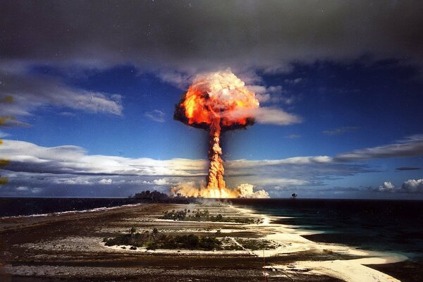 ядерный взрыв цветное фото