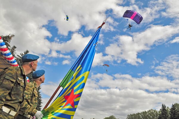 флаг день вдв береты парашютисты облака небо