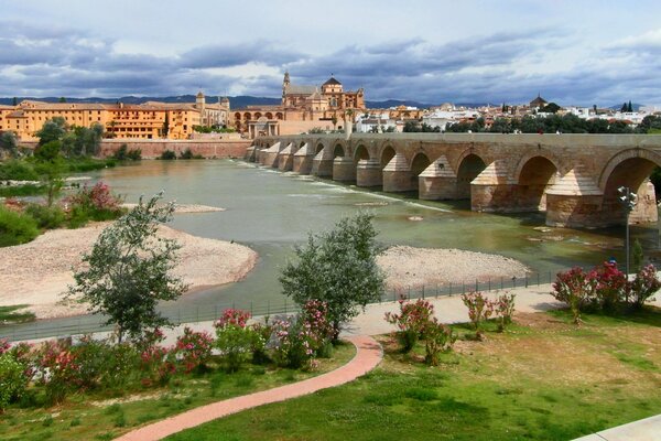 кордова андалусия испания река гвадалквивир 16-ти арочный римский старый мост набережная деревья кусты цветы