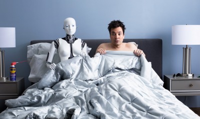 мужчина робот постель