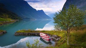 Превью обои норвегия, лодка, горы, голубая вода, озеро, берег, камни, трава
