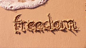 Превью обои песок, надпись, свобода, берег, пена, вода