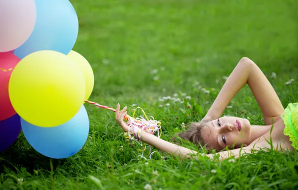 Обои девушка, трава, шатенка, голубоглазая, клевер, воздушные шары