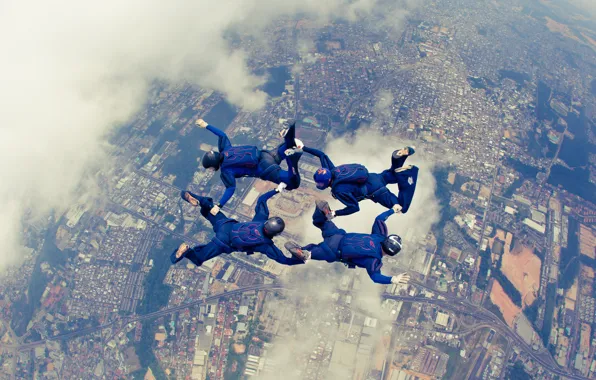 Обои formation skydiving, 4-way FS, парашютисты, шлем, экстремальный спорт, город, парашют, контейнер, парашютизм, облака
