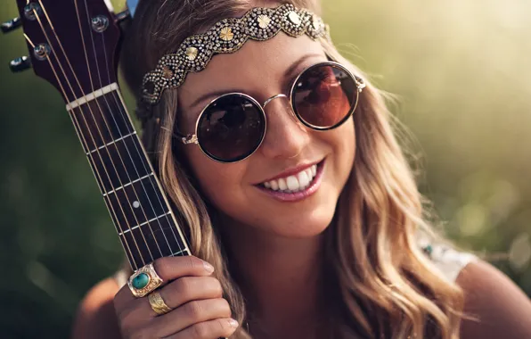 Обои украшения, шатенка, кольца, улыбка, девушка, очки, гитара, хиппи