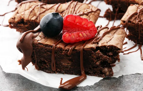 Обои десерт, пирожное, карамель, ягоды, шоколадное