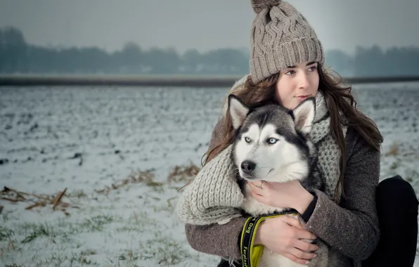 Обои собака, зима, хаски, шапка, настроение, поле, девушка, шарф, дружба, друзья