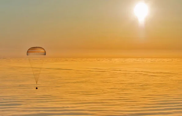 Обои спускаемый аппарат, парашют, Союз, облака