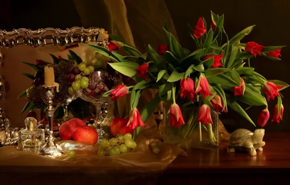 Обои виноград, яблоки, скатерть, натюрморт, свеча, зеркало, тюльпаны, красные, гранат, букет, стол, цветы, ваза