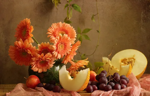 Обои ткань, герберы, виноград, яблоки, фрукты, натюрморт, ягоды, дыня, доска, цветы, ваза
