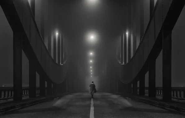 Обои чёрно - белое фото, туман, мост, дымка, человек, огни