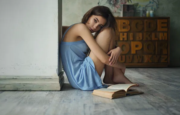 Обои сидит, книга, грусть, на полу, Eva Reber, Sergey Fat, девушка