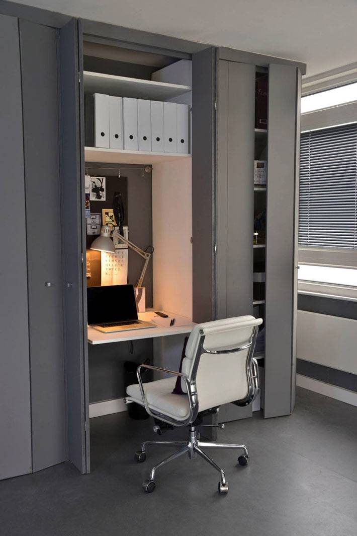 серый шкаф с оборудованным домашним офисом