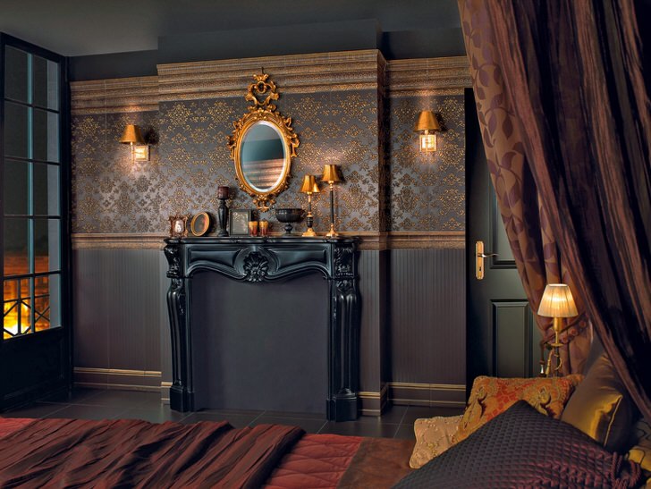 Темно-коричневые обои для спальни в стиле барокко. Панно на всю стену украшено симметричными золотыми узорами.