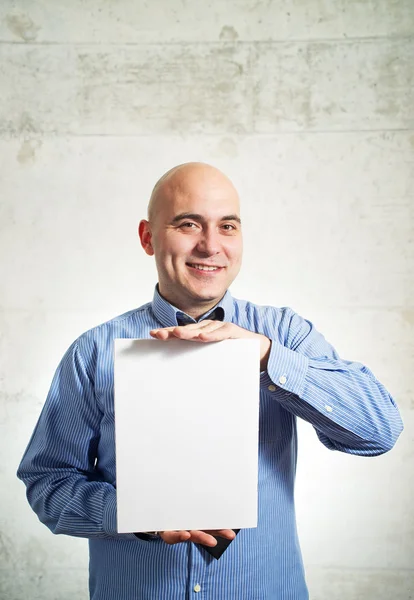 Бизнесмен, держащий бумагу — стоковое фото