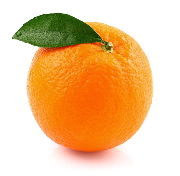Спелый апельсин с листа — стоковое фото