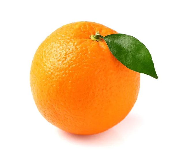 Оранжевые фрукты с листьями — стоковое фото