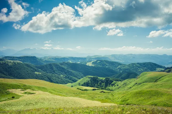 Летние горы зеленая трава и синий пейзаж неба — стоковое фото