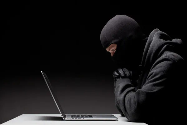 Компьютерного хакера в Балаклаве — стоковое фото