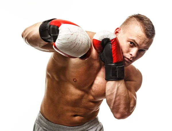 Красивый мышечной молодой человек носить боксерские перчатки — стоковое фото