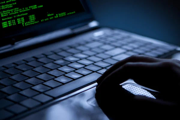 Хакер, кражи данных с ноутбука — стоковое фото
