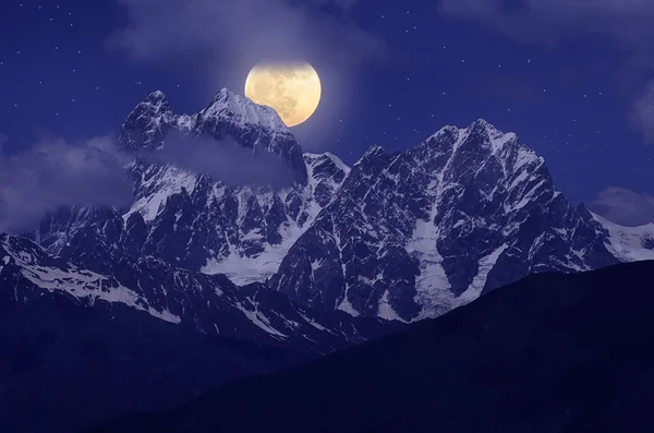 Луна над холмом — стоковое фото