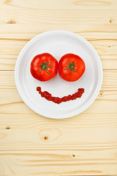 Интересная еда для детей - помидоры, делая смайлик Лицензионные Стоковые Изображения
