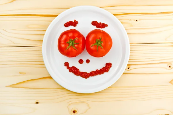 Интересная еда для детей - помидоры, делая смайлик Стоковое Изображение