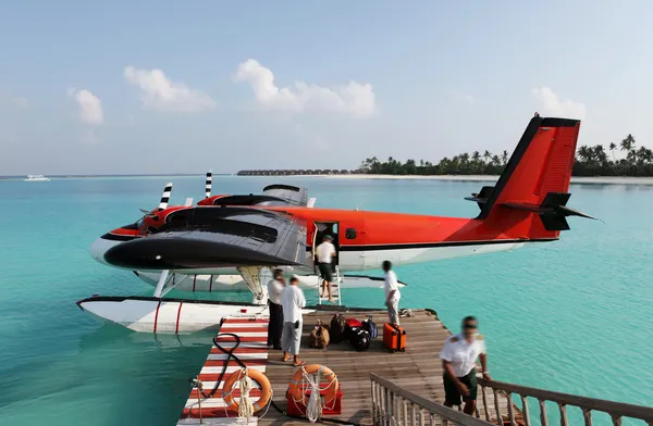 Красный гидросамолет в доках экзотический курорт в Мальдивы — стоковое фото