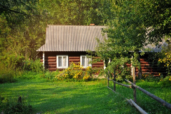 Старый дом в деревне в летний день — стоковое фото