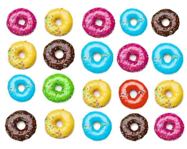 Вкусные пончики красочный фон, изолированные на белом — стоковое фото