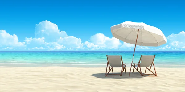 Шезлонги и зонты на пляже Стоковое Фото