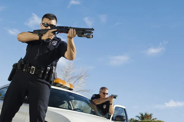 Офицер полиции направленный ружье — стоковое фото