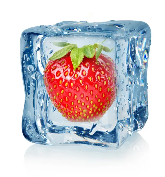 Ice cube и клубника Лицензионные Стоковые Фото