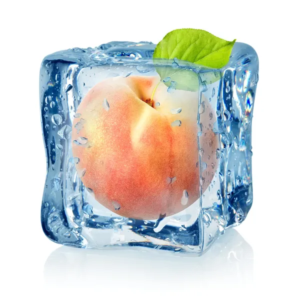 Ice cube и персик изолированные Стоковое Изображение